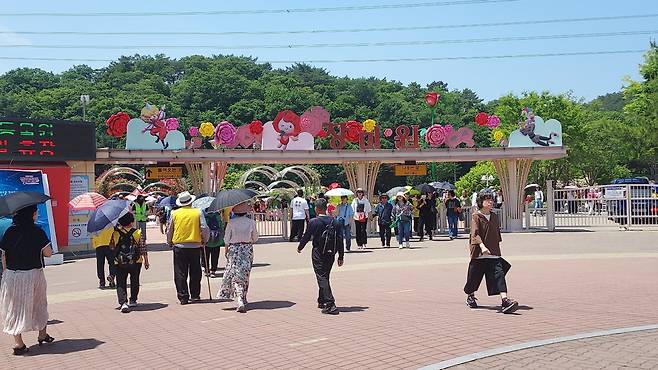 23일 울산대공원 장미축제가 진행되고 있는 장미원 입구. 한영대 기자