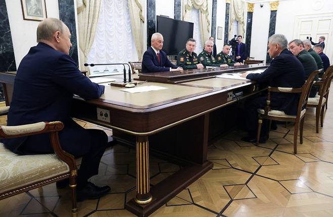 지난 14일 블라디미르 푸틴 러시아 대통령이 군 수뇌부들과 회의를 갖고 있다. [AFP]