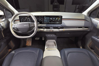 기아가 23일 처음 공개한 콤팩트 SUV(스포츠유틸리티차량) EV3(위)와 내부 모습 [기아 제공]