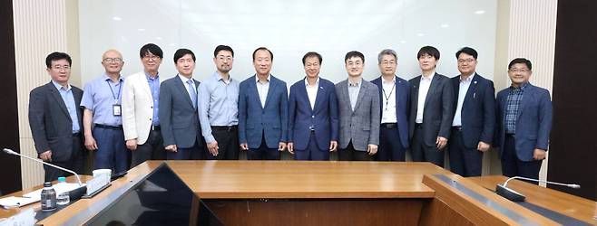제1회 UST 교육혁신자문회의 위원진 및 UST 김이환 총장(왼쪽에서 일곱 번째).[UST 제공]