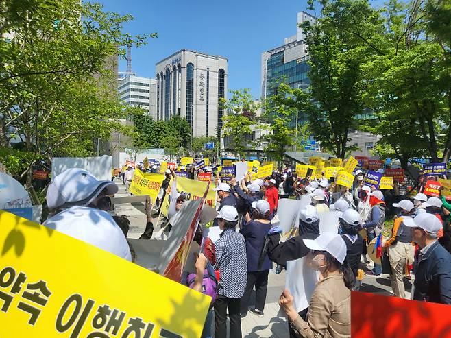 신가주택재개발조합측 180여 명은 지난 23일 서울 종로구 DL이앤씨 본사를 찾아 공사도급계약 및 공증에 따라 즉시 착공 이행을 촉구했다