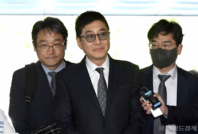 서울중앙지법 남천규 영장전담 부장판사는 지난 16일 계열사를 동원해 거액의 비자금을 조성한 혐의(횡령·배임)를 받고 있는 이호진(가운데) 전 태광그룹 회장에 대한 구속영장을 기각했다. 사진은 이 전 회장이 영장실질심사를 받기 위해 법원으로 들어서는 모습. 임세준 기자