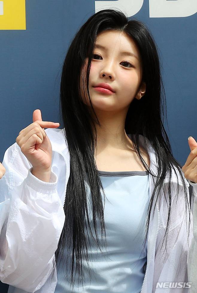[서울=뉴시스] 김혜진 기자 = 그룹 아일릿 원희가 24일 오후 서울 양천구 SBS에서 진행되는 '컬투쇼' 출연에 앞서 포즈를 취하고 있다. 2024.04.24. jini@newsis.com