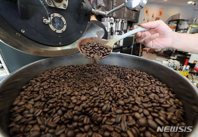 [서울=뉴시스] 김근수 기자 = 14일 서울 시내의 한 커피전문점에서 원두를 볶고 있다. 한국은행이 발표한 4월 수출입물가지수에 따르면 커피 수입 가격이 전년 동월 대비 46.7% 상승률을 기록해 수입물가 8개월 만에 최대 상승률을 기록했다고 밝혔다. 2024.05.14. ks@newsis.com
