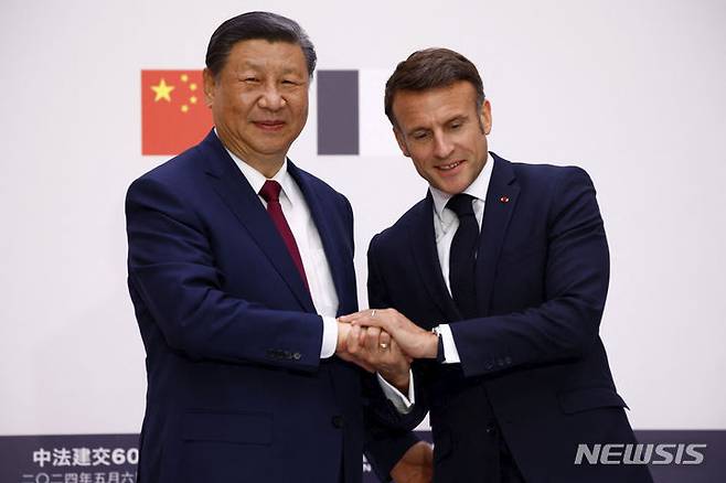 [파리=AP/뉴시스]시진핑(왼쪽) 중국 국가주석과 에마뉘엘 마크롱 프랑스 대통령이 6일(현지시각) 프랑스 파리의 엘리제궁에서 공동성명을 마치고 악수하고 있다. 마크롱 대통령은 시진핑 주석과의 회담에서 무역 분쟁과 우크라이나 관련 외교적 노력에 초점을 맞췄다. 2024.05.07.