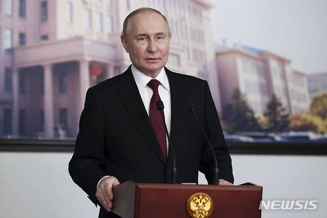 [하얼빈=AP/뉴시스] 블라디미르 푸틴 러시아 대통령이 방북을 준비 중이라고 크렘린궁이 24일(현지시각) 밝혔다. 사진은 푸틴 대통령이 지난 17일 허이룽장성 하얼빈에서 기자회견 중인 모습. 2024.05.24.