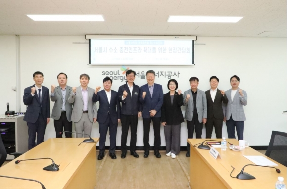 정책위원회 의원과 서울에너지공사 관계자와 함께 기념촬영하는 모습