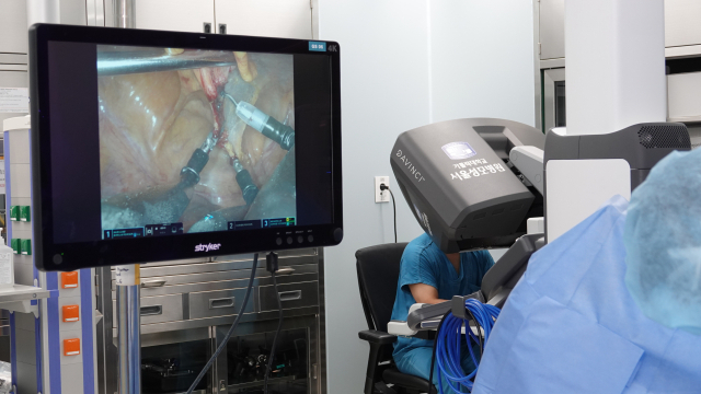 서울성모병원 비뇨의학과 의료진이 2021년 4세대 다빈치 SP 로봇수술기를 이용해 첫 수술을 하고 있다. 사진 제공=서울성모병원