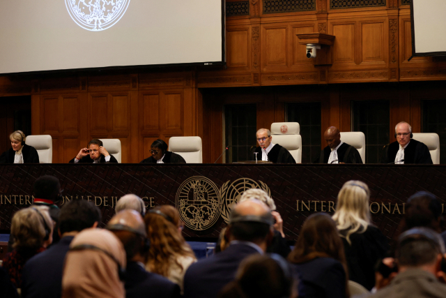 국제사법재판소(ICJ) 판사들이 24일(현지시간) 네덜란드 헤이그에 있는 ICJ 법정에서 이스라엘에 라파 공격 중단 임시 명령을 내리고 있다./로이터연합뉴스