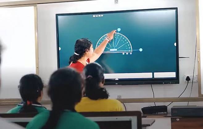 인도 오디샤주 소재 럭세와르 공립 고등학교에서 ‘LG 전자칠판’을 활용해 수업을 진행하고 있다. 사진제공｜LG전자