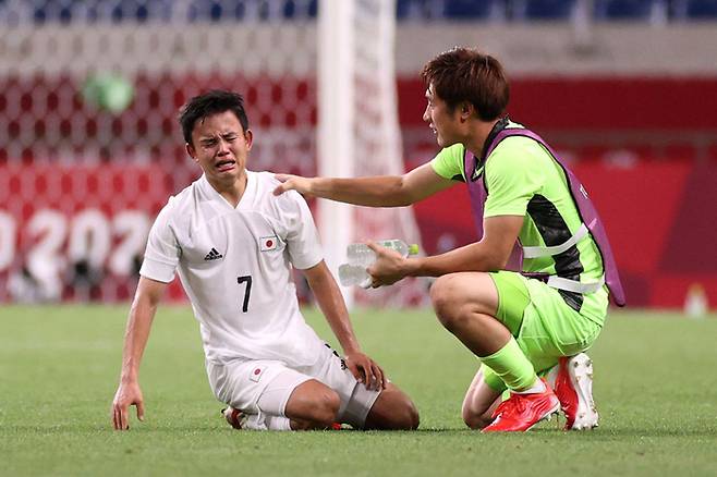 일본 구보 다케후사가 2021년 도쿄올림픽 남자 축구 동메달 결정전에서 멕시코에 패한 뒤 주저앉아 울고 있다. Getty Images코리아