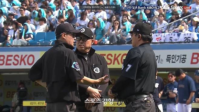 ABS가 스트라이크로 판정한 공을 볼로 선언한 뒤 항의를 받자 심판들이 모여 논의하고 있다. SBS스포츠 중계화면 캡처