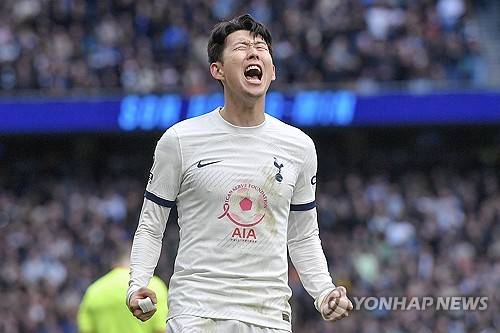 손흥민이 소속팀 토트넘의 2023-2024시즌을 마치고 24일 인천국제공항을 통해 귀국했다. 손흥민은 이번 시즌 17골 10도움을 기록, 개인 통산 3번째로 10-10 클럽 달성을 이뤘다. 32년을 맞은 프리미어리그에서도 손흥민까지 단 6명만 보유한 기록이어서 뜻 깊다. 손흥민은 공식전을 모두 마친 뒤엔 토트넘 선수들과 호주 멜버른에서 친선 경기를 하고 귀국했다. 연합뉴스