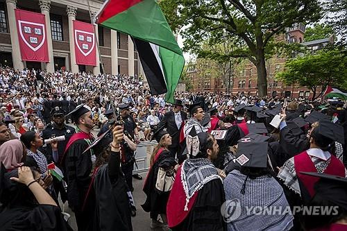 졸업식장서 퇴장하는 하버드대 졸업생들 [보스턴 AP=연합뉴스]