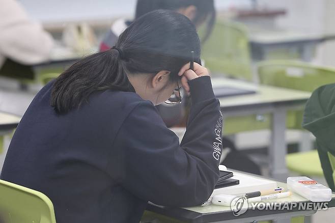 자습하는 학생들 지난해 10월 17일 서울 시내 한 고등학교에서 고3 학생들이 자율 학습하고 있다. [연합뉴스 자료사진. 재판매 및 DB 금지]