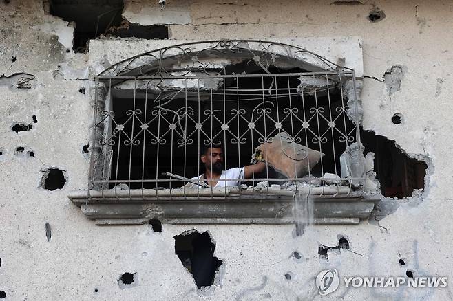 22일(현지시간) 이스라엘군의 공습으로 무너진 팔레스타인 가자지구 남단 라파의 한 아파트.  [AFP 연합뉴스 자료사진. 재배포 및 DB 금지]