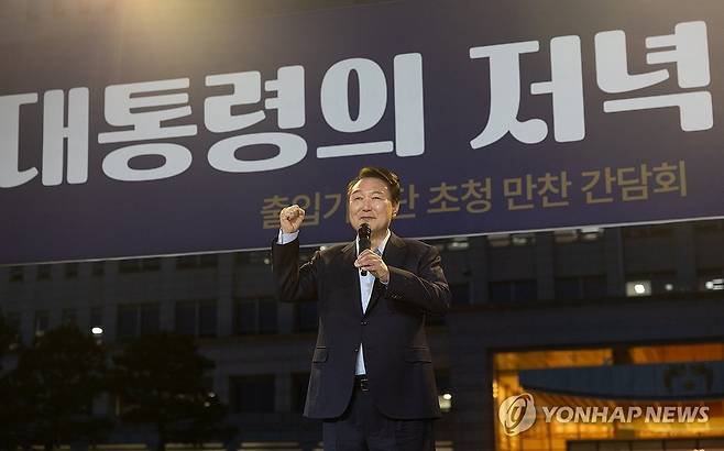 윤석열 대통령, 출입기자 초청 만찬 마무리 발언 (서울=연합뉴스) 홍해인 기자 = 윤석열 대통령이 24일 서울 용산 대통령실 청사 잔디마당에서 열린 '대통령의 저녁 초대'  출입기자단 초청 만찬 간담회에 참석해 마무리 발언을 하고 있다. 2024.5.24 [대통령실 제공. 재판매 및 DB 금지] hihong@yna.co.kr