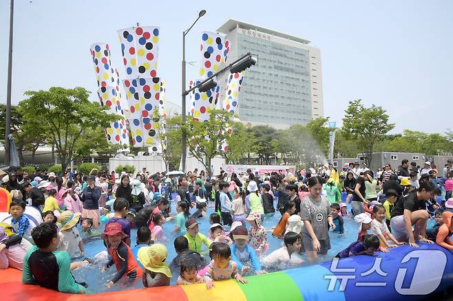59번째 광주 시민의 날 행사가 열린 25일 시청 앞에 마련된 워터월드에서 아이들이 물놀이를 하며 즐거운 시간을 보내고 있다.(광주시 제공)2024.5.25/뉴스1