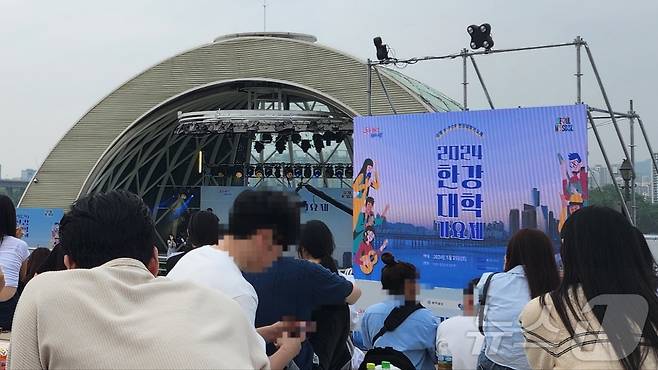 25일 오후 4시 서울 여의도한강공원 인근 대학가요제가 열리는 현장에 사람들이 미리 자리를 잡고 있다. 2024.05.25 ⓒ 뉴스1 김예원 기자