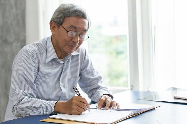 일본 내각 자문기구인 경제재정자문회의에 참석한 민간의원들은 "고령자의 건강수명이 연장되는 가운데 고령자 정의를 5세 늘리는 것을 검토해야 한다"는 의견을 냈다. 사진은 직접적인 관련이 없음. [이미지출처=게티이미지]