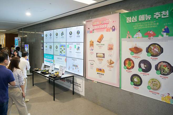 삼성전자 수원사업장 구내식당 앞에서 메뉴를 고민하는 직원들. 이달 제공되는 특식과 직원들의 제안으로 구현한 맛집 메뉴 안내가 게시돼있다. /이미지 기자