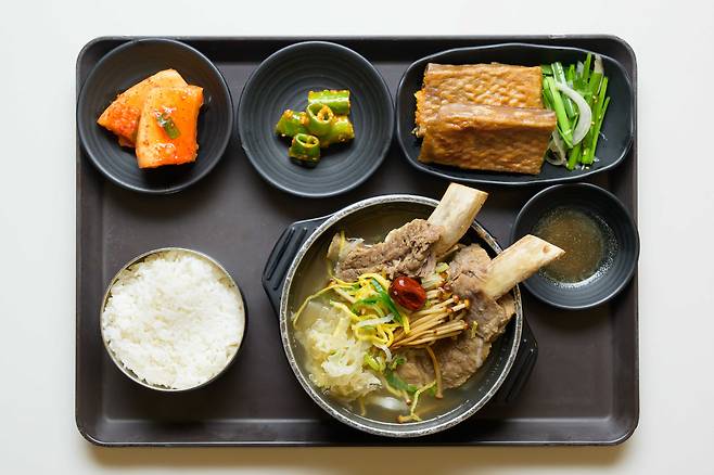 삼성전자 수원사업장에서 점심으로 제공된 왕갈비탕. /이미지 기자