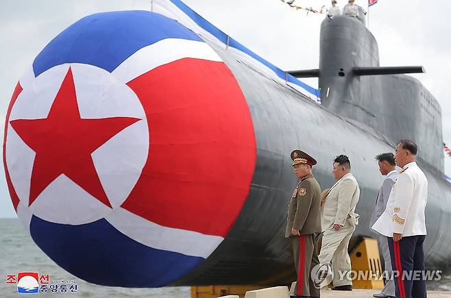 북한이 작년 9월 수중에서 핵미사일 발사가 가능하다며 공개한 첫 전술핵 공격잠수함. /연합뉴스