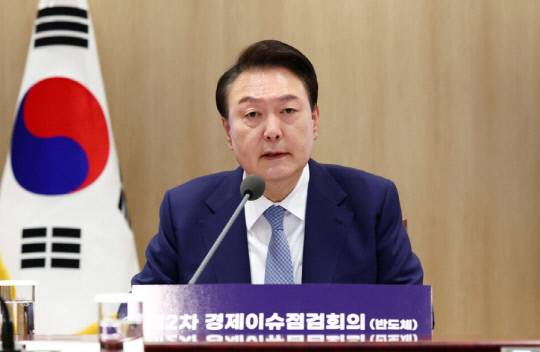 윤석열 대통령이 지난 23일 제2차 경제이슈점검회의에서 발언하고 있는 모습. 연합뉴스