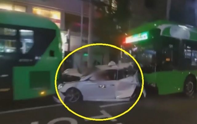 24일 밤 서울 금천구의 한 도로에서 발생한 택시와 버스의 추돌사고ⓒSBS보도화면 캡처