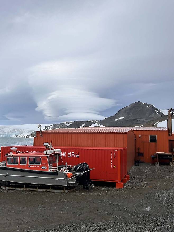 남극에서 보게 된 거대한 렌즈운.