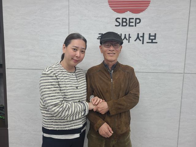 이덕록(오른쪽) ㈜서보 회장과 딸 이소원 대표가 회사에서 손을 맞잡고 있다. 김광원 기자