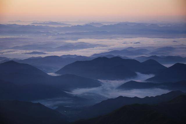 천왕봉에서 본 운해. 구름 사이 산줄기가 춤을 추는 듯하다. ⓒ박준규
