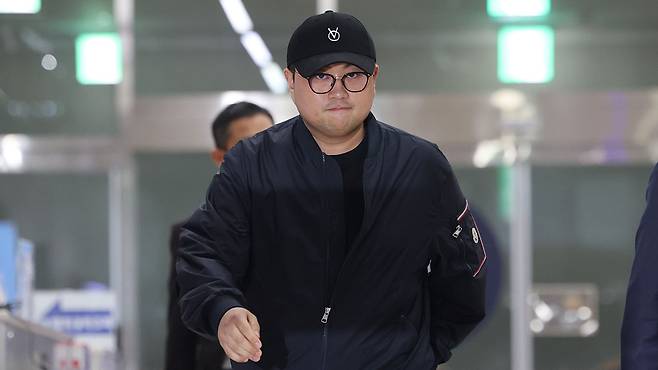 지난 21일 오후 서울 강남경찰서에서 조사를 마친 뒤 차량으로 이동하는 김호중