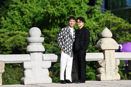2013년 결혼식을 올린 광통교에서 포즈를 취한 김승환(왼쪽), 김조광수 부부. 김종호 기자