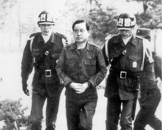 1979년 12월 12일 합동수사본부에 강제연행된 정승화 전 참모 총장이 수갑을 찬 채 헌병에 이끌려 재판을 받으러 가고 있다. 중앙포토