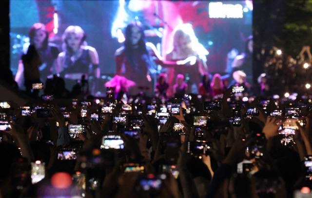 ▲ 지난 2022년 5월 26일 고려대학교 축제에 참여한 학생과 관람객들이 걸그룹 ‘에스파’의 공연을 관람하고 있다. [연합뉴스 자료사진]