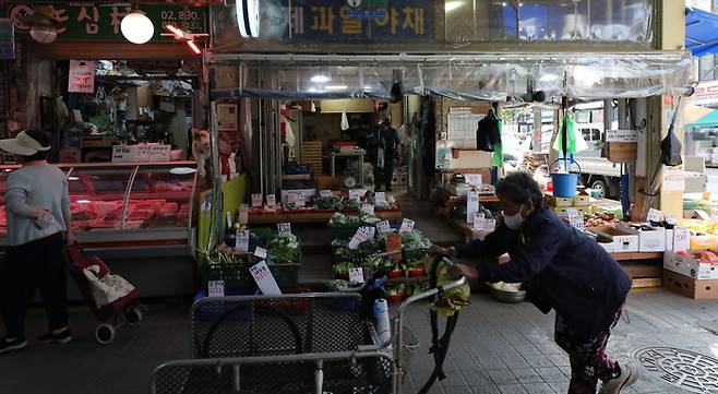 지난 5월 17일 서울 관악구 신사시장에서 시민들이 장을 보고 있다. 한수빈 기자