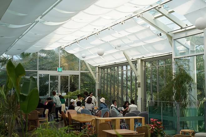 Visitors take a rest at a cafe in Bucheon Lake Botanic Park. (Lee Si-jin/The Korea Herald)