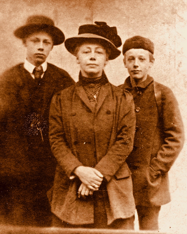 1909년 큰 아들 한스(왼쪽), 둘째 아들 페터(오른쪽)와 함께 사진을 찍은 케테.