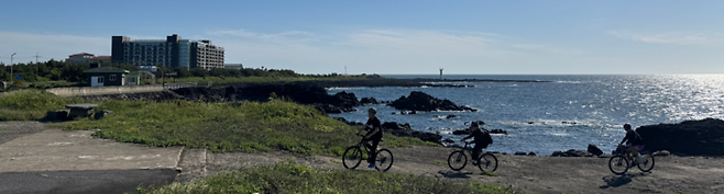 표선 바다를 바라보며 달리는 자전거 체험 / 사진=홍지연 여행+ 기자