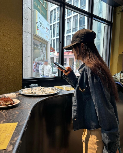 배우 고아라가 베이커리 카페를 방문해 근황을 전했다. 사진=고아라 SNS