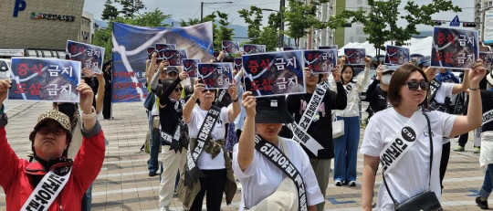 동물보호단체 회원 등이 25일 오후 경기 성남시 모란시장 앞에서 ‘개 식용 금지법’ 제정 이후 정부 보상을 노리고 개를 증식 및 확장하는 개 식용 관련 종사자들을 규탄하는 집회를 열고 있다. 연합뉴스