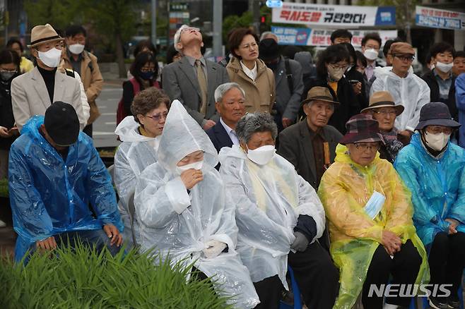 [서울=뉴시스] 조수정 기자 = 지난해 4월11일 서울 영등포구 국회 앞에서 열린 민주유공자법 제정 촉구 및 전국민주유가족협의회 부모님 단식농성 돌입 기자회견에서 유가협 부모님들이 눈물을 흘리고 있다. 앉아있는 앞줄 왼쪽부터 고(故) 안치웅 열사 어머니 백옥심 여사, 고(故) 김귀정 열사 어머니 김종분 여사, 고(故) 김윤기 열사 어머니 정정원 여사, 고(故) 권희정 열사 어머니 강선순 여사, 뒷줄 왼쪽부터 문덕수 열사 형 문형수 님, 박종만 열사 미망인 조인식 여사, 고(故) 장현구 열사 아버지 장남수 유가협 회장. 2023.04.11.chocrystal@newsis.com