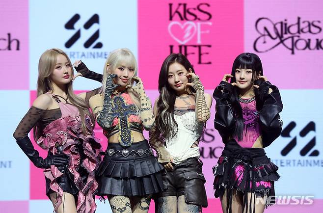 [서울=뉴시스] 김혜진 기자 = 그룹 키스오브라이프(KISS OF LIFE)가 3일 오후 서울 광진구 예스24 라이브홀에서 열린 첫 번째 싱글앨범 '미다스 터치(Midas Touch)' 발매 기념 쇼케이스에서 포즈를 취하고 있다. 2024.04.03. jini@newsis.com