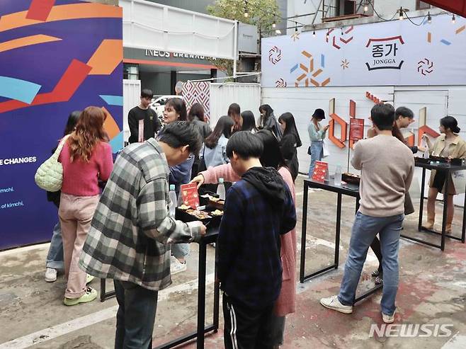 [서울=뉴시스] 대상 종가가 지난 15일까지 서울 성수동에서 선보인 국내 최초 김치 팝업 '김치 블라스트 서울 2023'. (사진=대상 종가 제공)