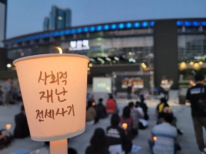 [부산=뉴시스] 24일 부산 동구 부산역 광장에서 영남권 전세사기 피해자들이 '전세사기 특별법 촉구 개정 촉구 전국 동시다발 집회'를 열고 있다. (사진=영남권전세사기피해자연합대책위 제공) 2024.05.25. photo@newsis.com *재판매 및 DB 금지