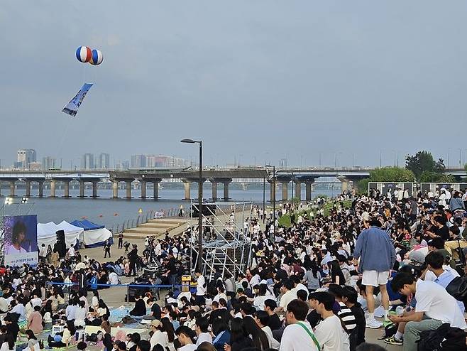[서울=뉴시스] 이태성 기자 = 비교적 선선한 토요일인 25일 서울 영등포구 여의도 한강공원은 나들이를 나온 시민들로 붐볐다. 사진은 이날 서울 영등포구 여의도 한강공원 물빛무대에서 진행된 '2024 한강대학가요제'. 2024.05.25. taesung1121@newsis.com *재판매 및 DB 금지