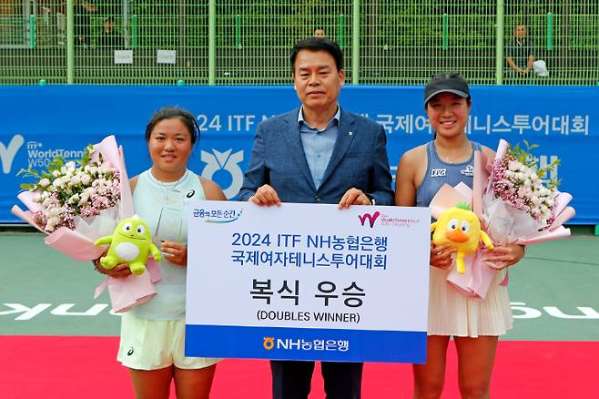 2024 국제테니스연맹(ITF) NH농협은행 국제여자테니스투어대회 복식 우승을 차지한 리앙은슈오(왼쪽), 유디스 총(오른쪽)이  NH농협은행 스포츠단 장한섭 단장과 기념 촬영하고 있다. 테니스코리아