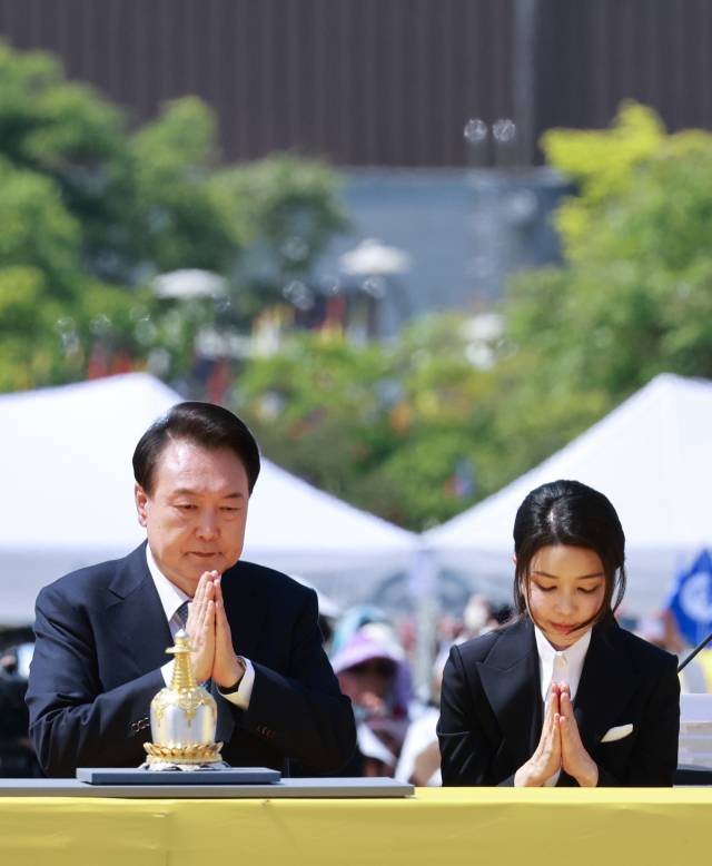 ▲윤석열 대통령과 김건희 여사가 19일 경기도 양주시 회암사지에서 열린 '회암사 사리 이운 기념 문화축제 및 삼대화상 다례재'에서 헌등 뒤 합장하고 있다. ⓒ연합뉴스