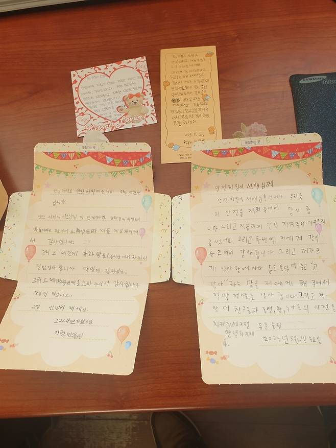창원 용남초등학교에서 배움터지킴이로 근무하는 한길수씨가 어버이날과 스승의날에 아이들로부터 받은 감사 편지.